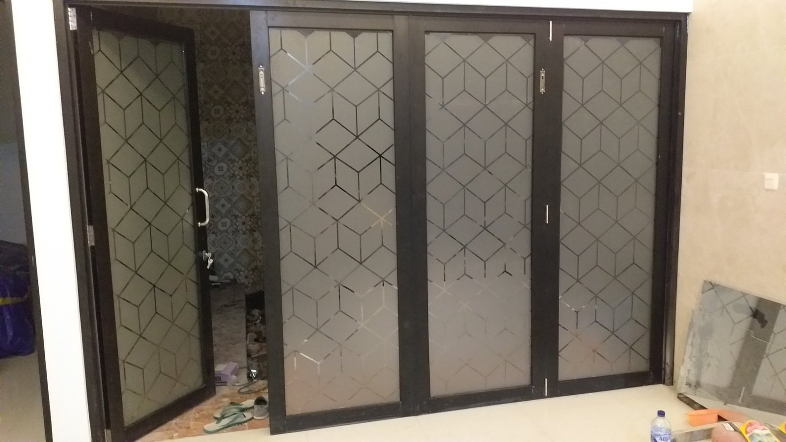 Pintu Lipat Aluminium + Sandblast Motif
